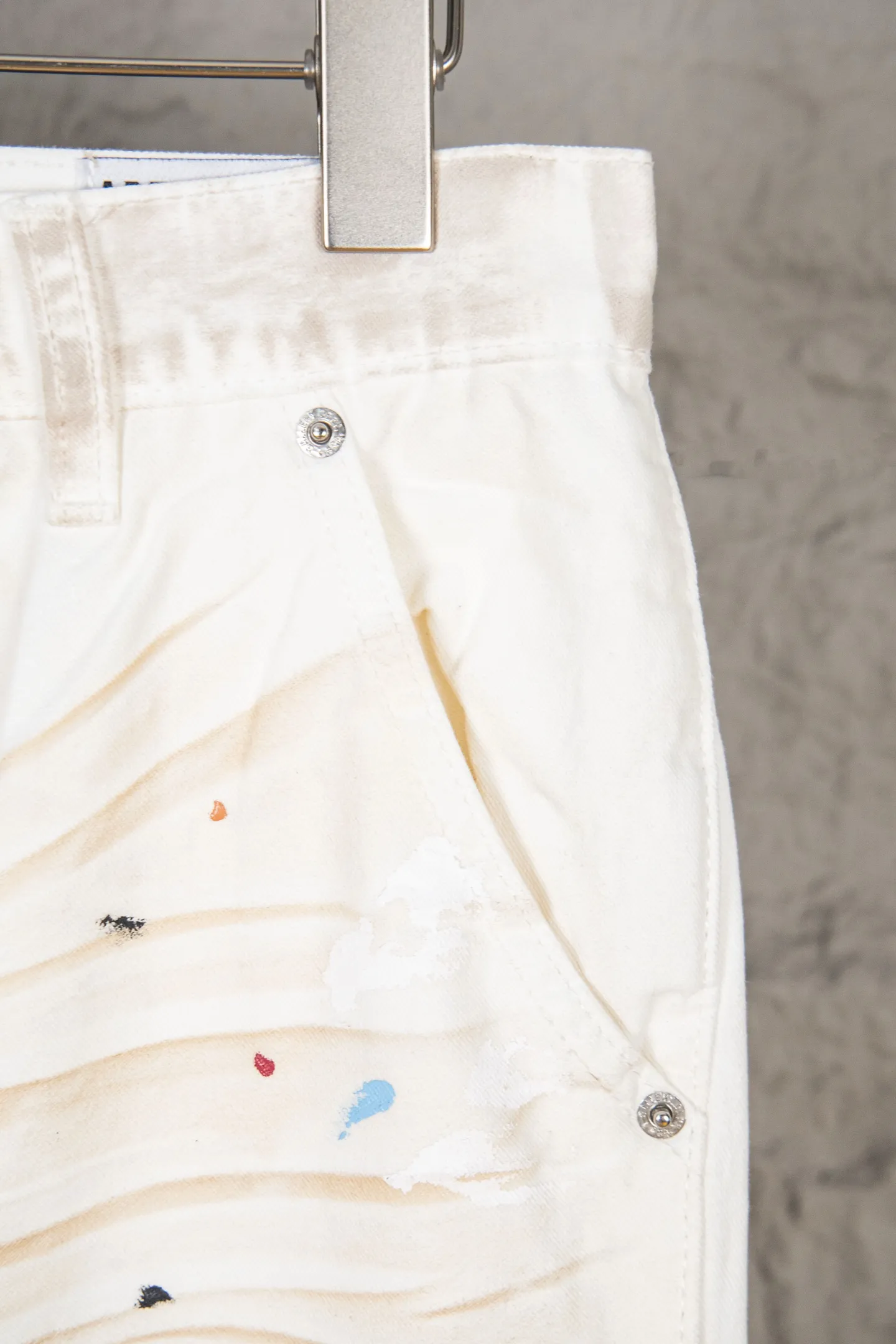 Style number: M394 P280 GALLERY DEPT. Dirty touch, splashed ink, hand-painted graffiti, washed, distressed, damaged, micro-flared casual overalls. Code number: 28 30 32 34 36